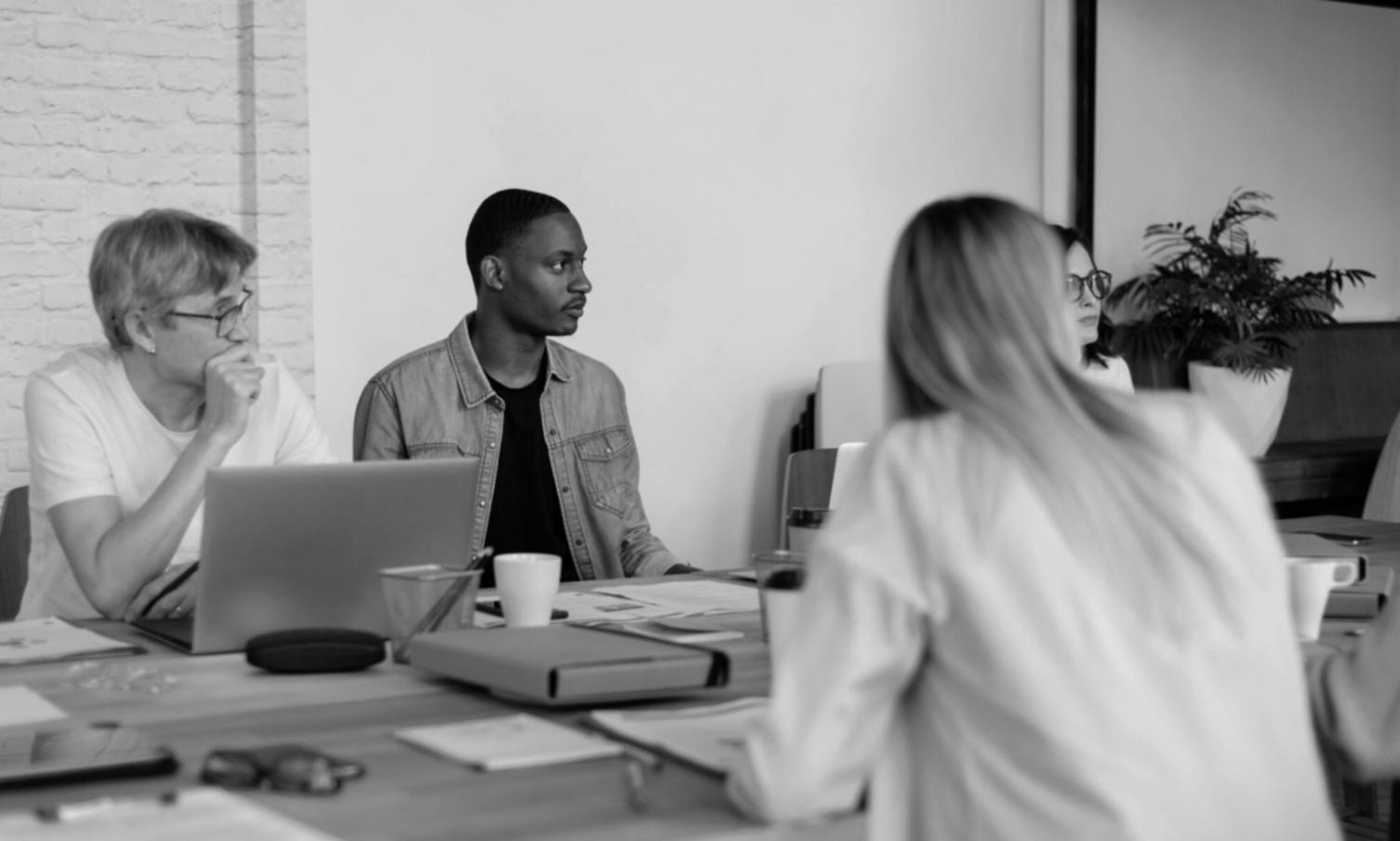 Especialista em finanças a orientar sessão de aprendizagem